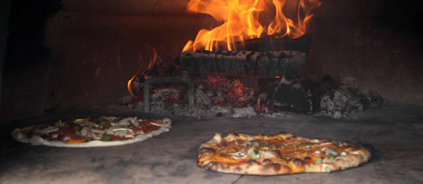 https://northwoodspizza.com/wp-content/uploads/2020/08/pizzas-by-the-fire.jpg